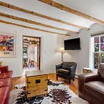 4 Bedroom - 5 Min. Walk To Canyon Road - Mariposa